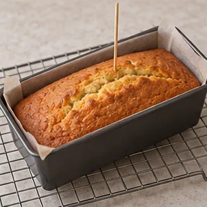 Vérifier que le centre est cuit : Pique sans pâte crue ; centre qui se tient.