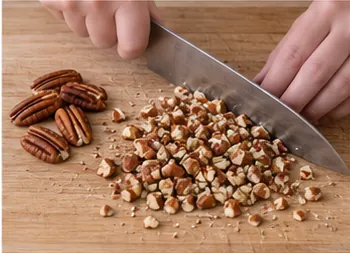 Préparer les noix de pécan : 80 g de morceaux et 20 g de demi-noix.