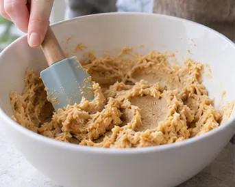 Préparer la crème du cookie : Crème au beurre souple avec œuf incorporé.