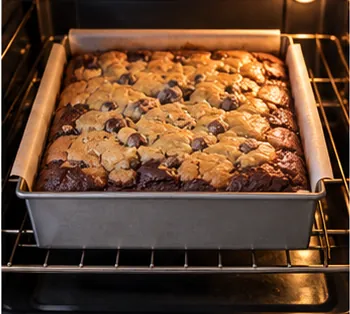 Cuire au milieu du four : Dessus cookie doré, couche chocolat prise.