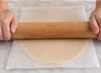 Étaler à épaisseur régulière : Pâte étalée à 5 mm.