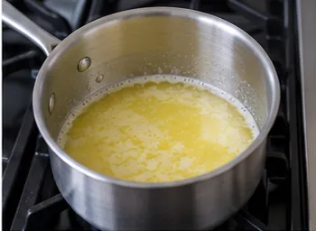 Faire fondre puis tiédir le beurre : Beurre liquide et tiède.
