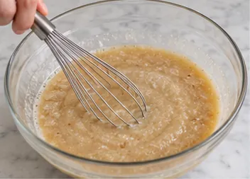 Mélanger les liquides et le sucre : Liquides réunis avec la cassonade.