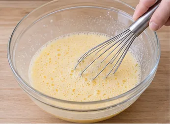 Mélanger les œufs et le sucre : Œufs et sucre mélangés, mousse légère.