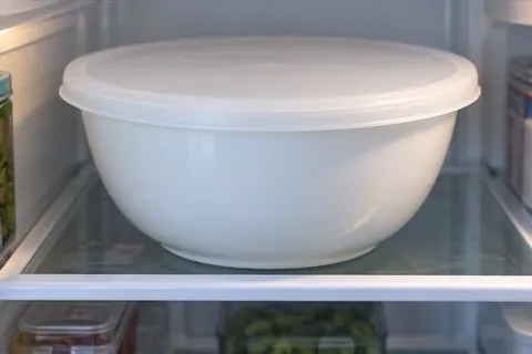 Refroidir la pâte et préchauffer le four : Pâte raffermie, four préchauffé.