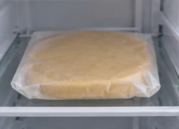Refroidir la pâte en disque : Disque raffermi au réfrigérateur.