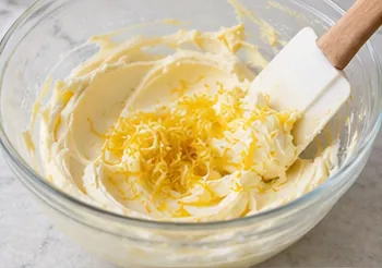 Ajouter le jaune et le parfum : Crème parsemée de zeste.