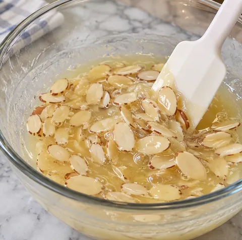 Incorporer les amandes et reposer : Amandes réparties dans la pâte.