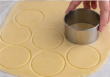 Découper et répartir les biscuits : Biscuits de même épaisseur, espacés sur les plaques.