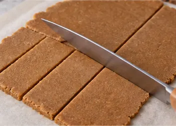Étaler et découper les rectangles : Vingt-quatre rectangles fins.