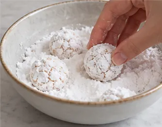 Enrober de sucre glace : Boules bombées couvertes de sucre glace.