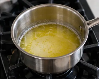 Faire fondre et tiédir le beurre : Beurre liquide, pâle et tiède.