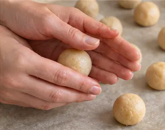 Peser et rouler vingt boules : Vingt boules d’environ 20 g.