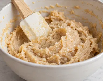 Former une pâte d’amandes souple : Pâte d’amandes compacte et collante.