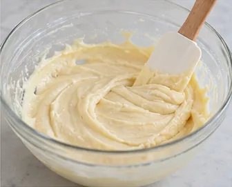 Ajouter la farine sans prolonger le mélange : Pâte souple sans farine sèche.