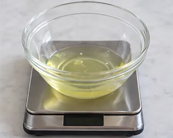 Séparer et peser les blancs : 60 g de blancs, sans jaune.