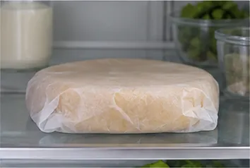 Reposer la pâte au réfrigérateur : Disque emballé, pâte raffermie.