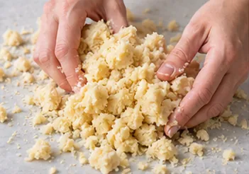 Rassembler la pâte sans la pétrir : Pâte compacte et friable.