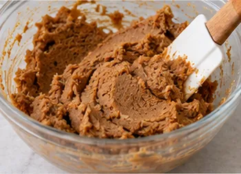 Rassembler la pâte épicée : Pâte brune réunie.