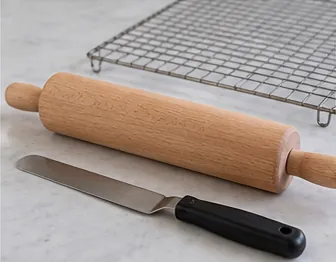 Préparer le support de courbure : Rouleau stable et spatule prêts.