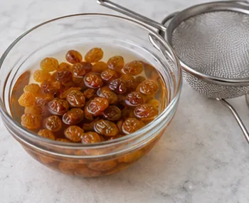 Assouplir et sécher les raisins : Raisins souples et secs en surface.