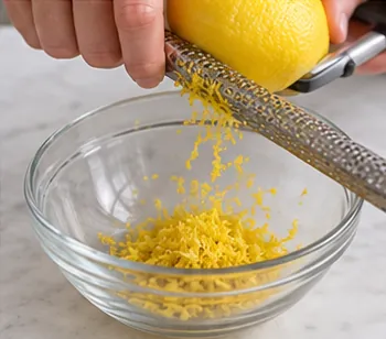 Prélever le zeste et peser le jaune : 4 g de peau jaune, 20 g de jaune d’œuf.