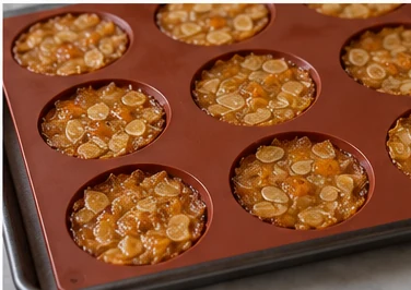 Cuire la première fournée : Bords ambrés, amandes dorées.