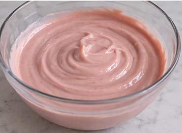 Faire la ganache à la framboise : Mélange lisse, rose très pâle.