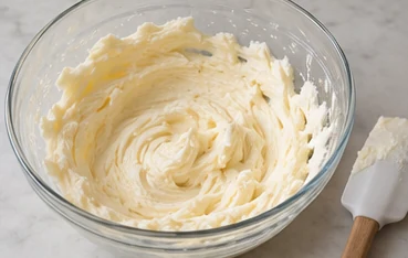 Mélanger beurre et sucre : Crème lisse et souple.