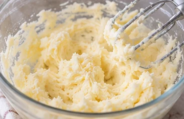 Battre le beurre et le sucre : Crème claire, beurre réparti.