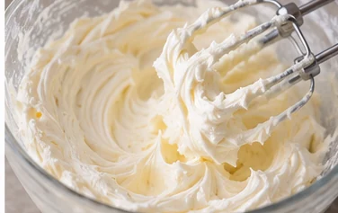 Finir la crème vanille : Crème épaisse qui tient en pointe.