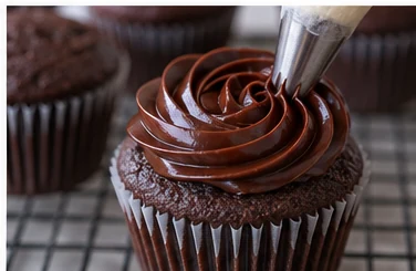 Décorer les douze cupcakes : Rosaces régulières qui gardent leur forme.