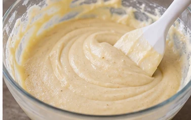 Ajouter les poudres et le lait : Pâte homogène, sans mélange prolongé.