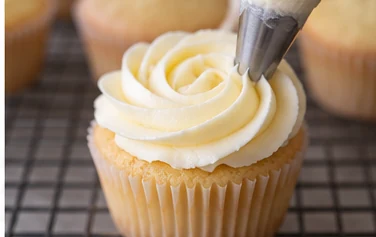 Décorer les douze cupcakes : Rosaces régulières qui gardent leur forme.