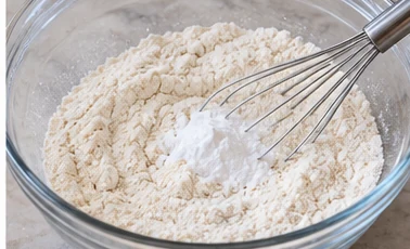 Mélanger les ingrédients secs : Poudres homogènes, sans amas.