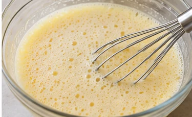 Battre les œufs et le sucre : Mélange homogène, sans morceaux d’œuf.
