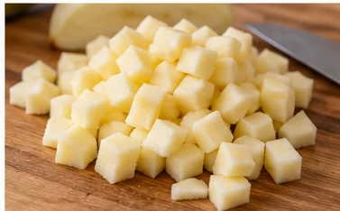 Couper les pommes : Petits cubes réguliers, sans peau ni cœur.