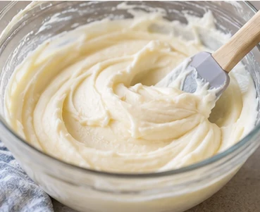 Préparer la garniture vanille : Crème blanche épaisse et uniforme.