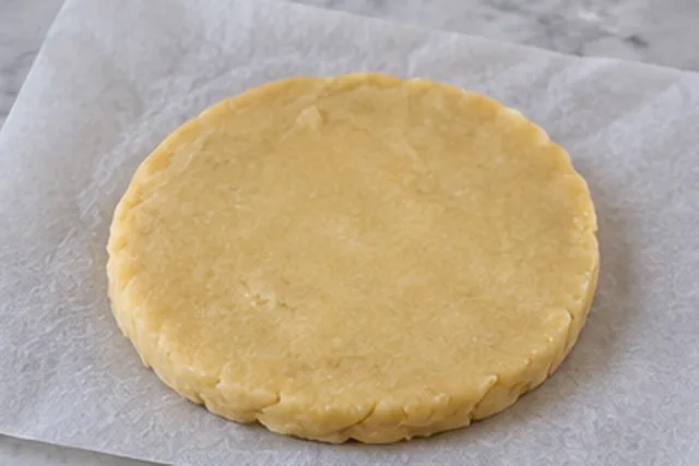 Rassembler avec l’œuf : Pâte compacte et non élastique.