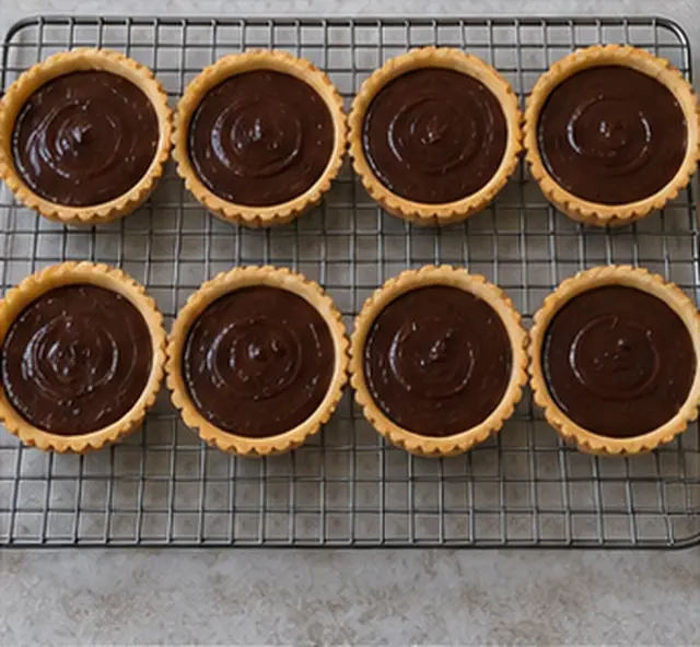 Ganache répartie dans les huit coques.