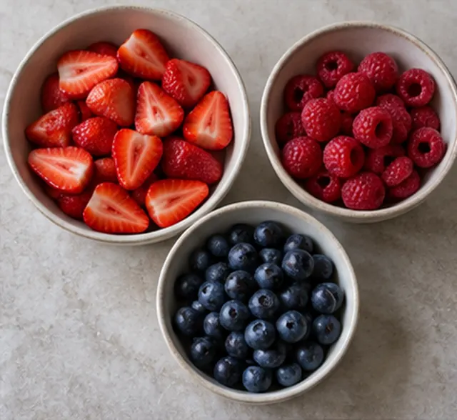 Laver et peser les fruits : Trois fruits secs et pesés.