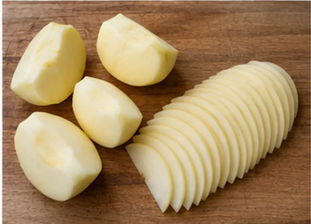 Peler puis trancher les pommes : Lamelles fines, sans pépins.