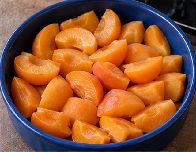 Sucrer et répartir les fruits : Abricots répartis, marge sous le bord.