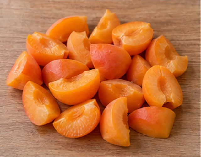 Laver et dénoyauter les abricots : Abricots sans noyaux, morceaux réguliers.