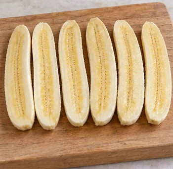 Couper les bananes : Huit longues moitiés intactes.