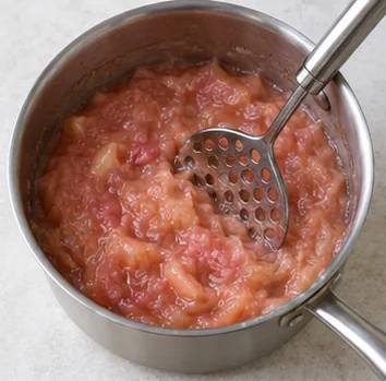 Épaissir et écraser : Compote épaisse sans morceaux durs.