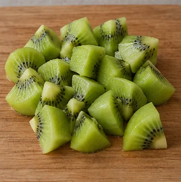 Préparer les kiwis : Kiwis en morceaux réguliers.