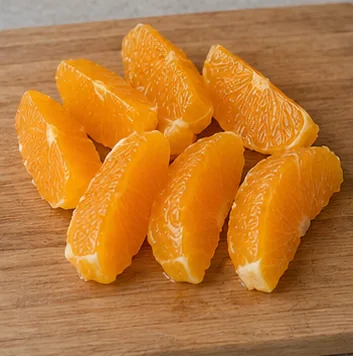 Découper les oranges : Chair orange sans peau ni pépins.