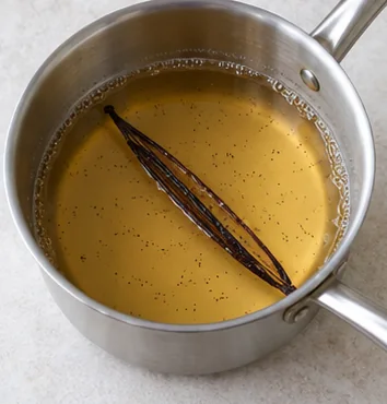 Chauffer le liquide de pochage : Sucre dissous et liquide frémissant.