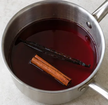 Chauffer le liquide de pochage : Sucre dissous et liquide frémissant.